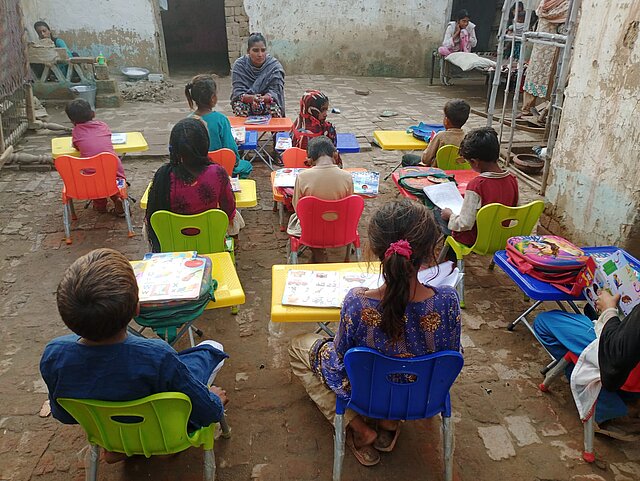 [Translate to English:] Schule in Kasur